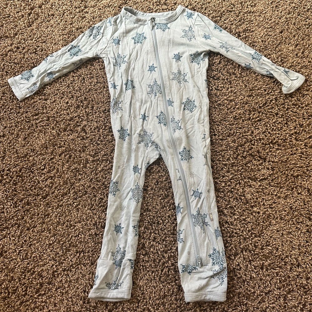 Kyte baby romper long sleeve in snowflake print 12-18 month